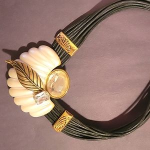 Black thick necklace with a cool shell design
